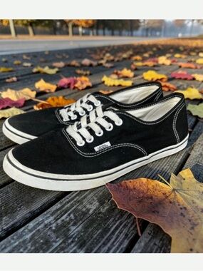 Vans Anaheim Factory Authentic 11 DX
Black White Low Top Sz 5